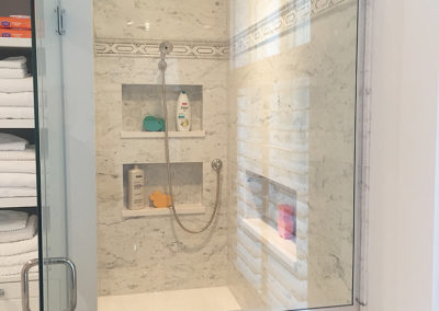 Shower stall with built-in shelves